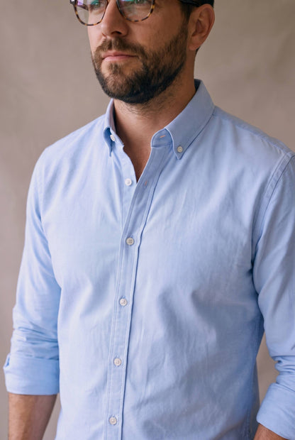 Detalle del tejido oxford y la botonadura de la camisa celeste para hombre, Luck and Load