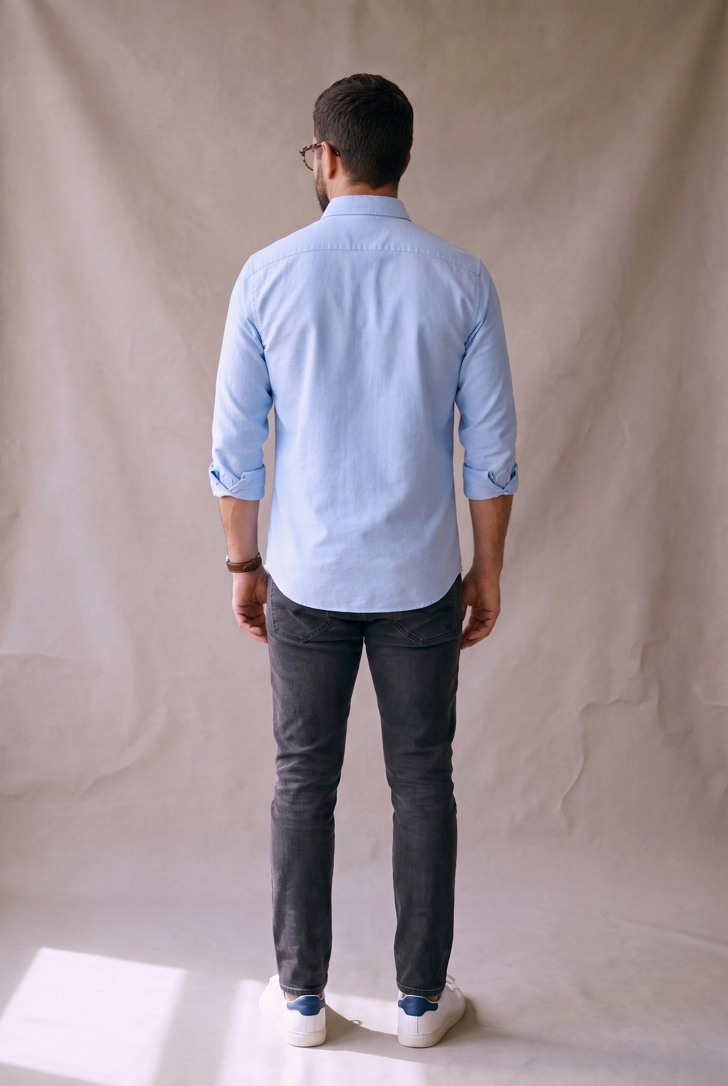 Vista de espalda de la camisa oxford celeste para hombre, Luck and Load
