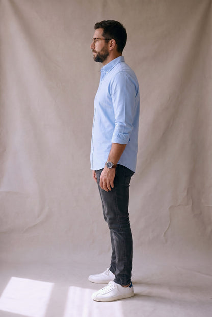 Vista lateral de la camisa oxford celeste para hombre, Luck and Load