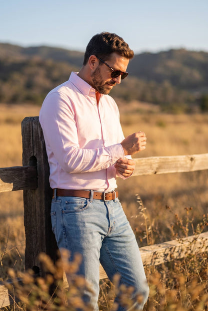 Hombre con camisa oxford palo de rosa al aire libre, hora dorada, Luck and Load