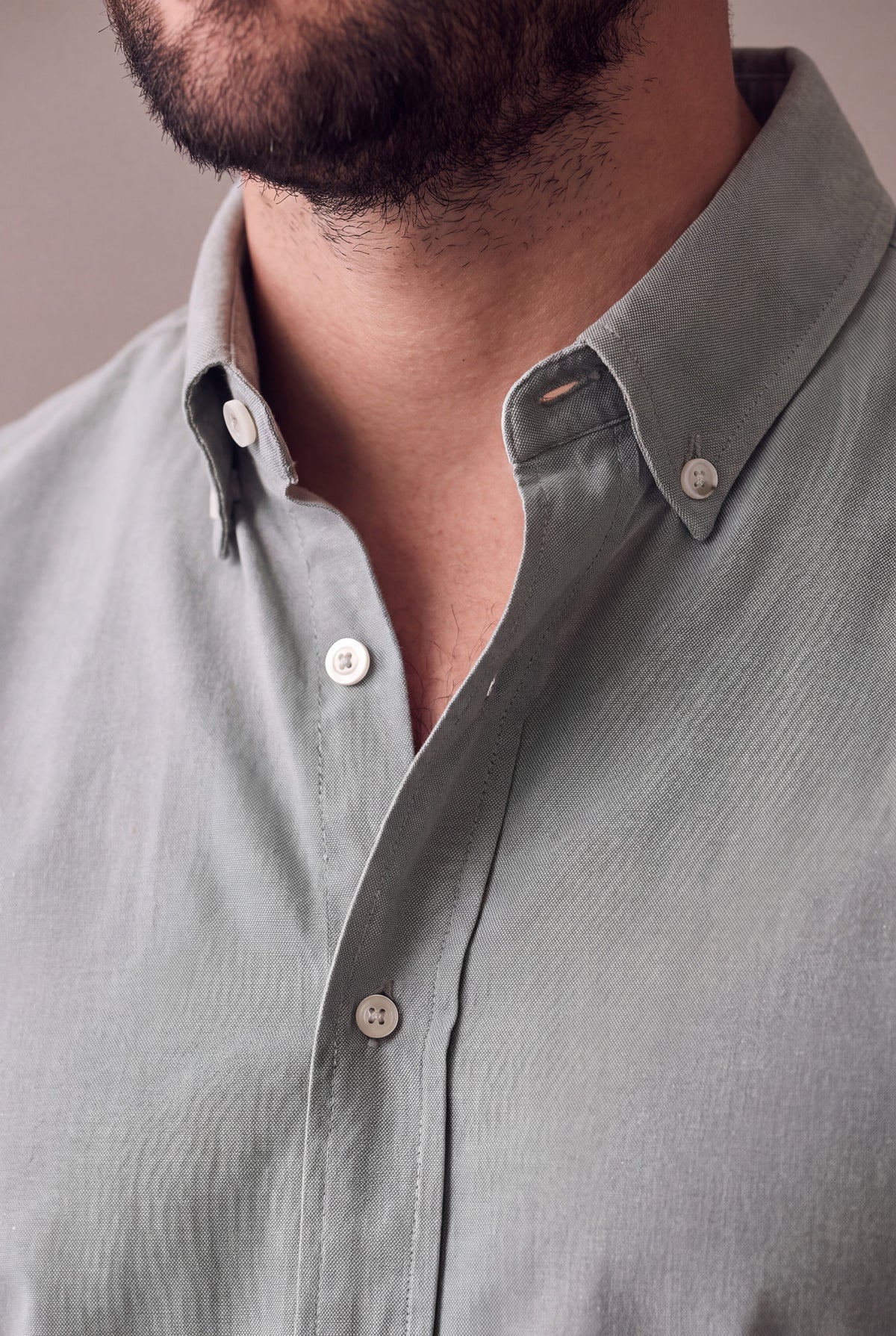 Detalle del tejido oxford y la botonadura de la camisa verde para hombre, Luck and Load