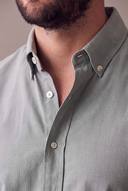 Detalle del tejido oxford y la botonadura de la camisa verde para hombre, Luck and Load