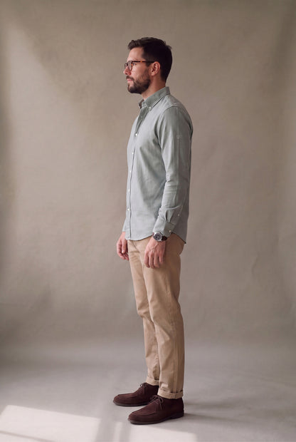 Vista lateral de la camisa oxford verde para hombre, Luck and Load