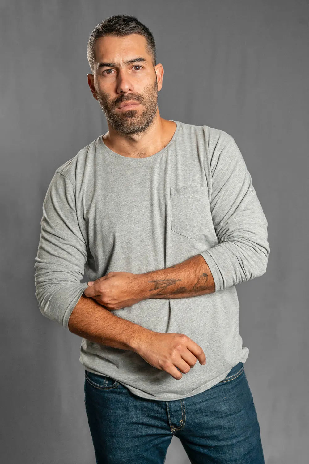 Camiseta manga larga gris jaspeado hombre bolsillo, estilo casual Colombia