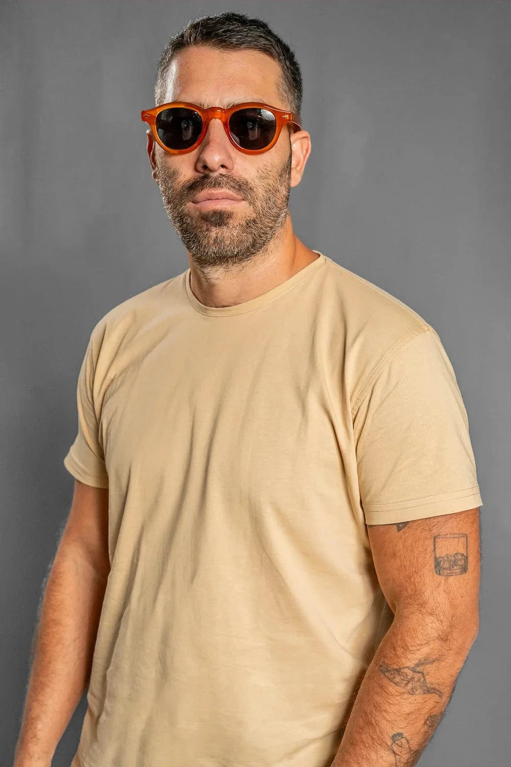Detalle cuello rib y puntada doble camiseta beige Luck & Load hombre — algodón premium