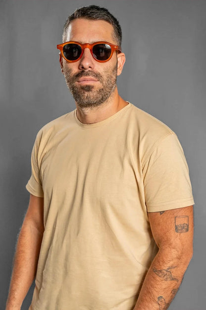 Detalle cuello rib y puntada doble camiseta beige Luck & Load hombre — algodón premium