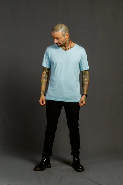 Camiseta celeste cuello v hombre Luck & Load algodón peruano premium, look urbano