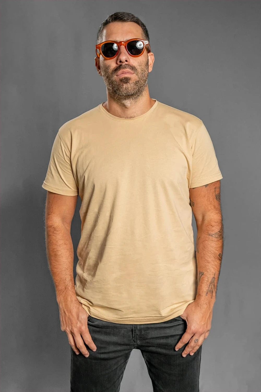 Camiseta básica beige hombre Luck & Load — sin bolsillo, corte relajado	