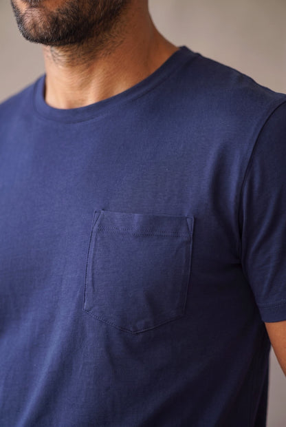 Detalle del bolsillo de pecho pentagonal de la camiseta azul marino de cuello redondo en algodón peruano