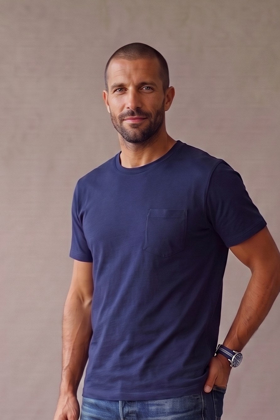 Camiseta azul marino de bolsillo en algodón peruano de medio cuerpo, mostrando el calce en un hombre