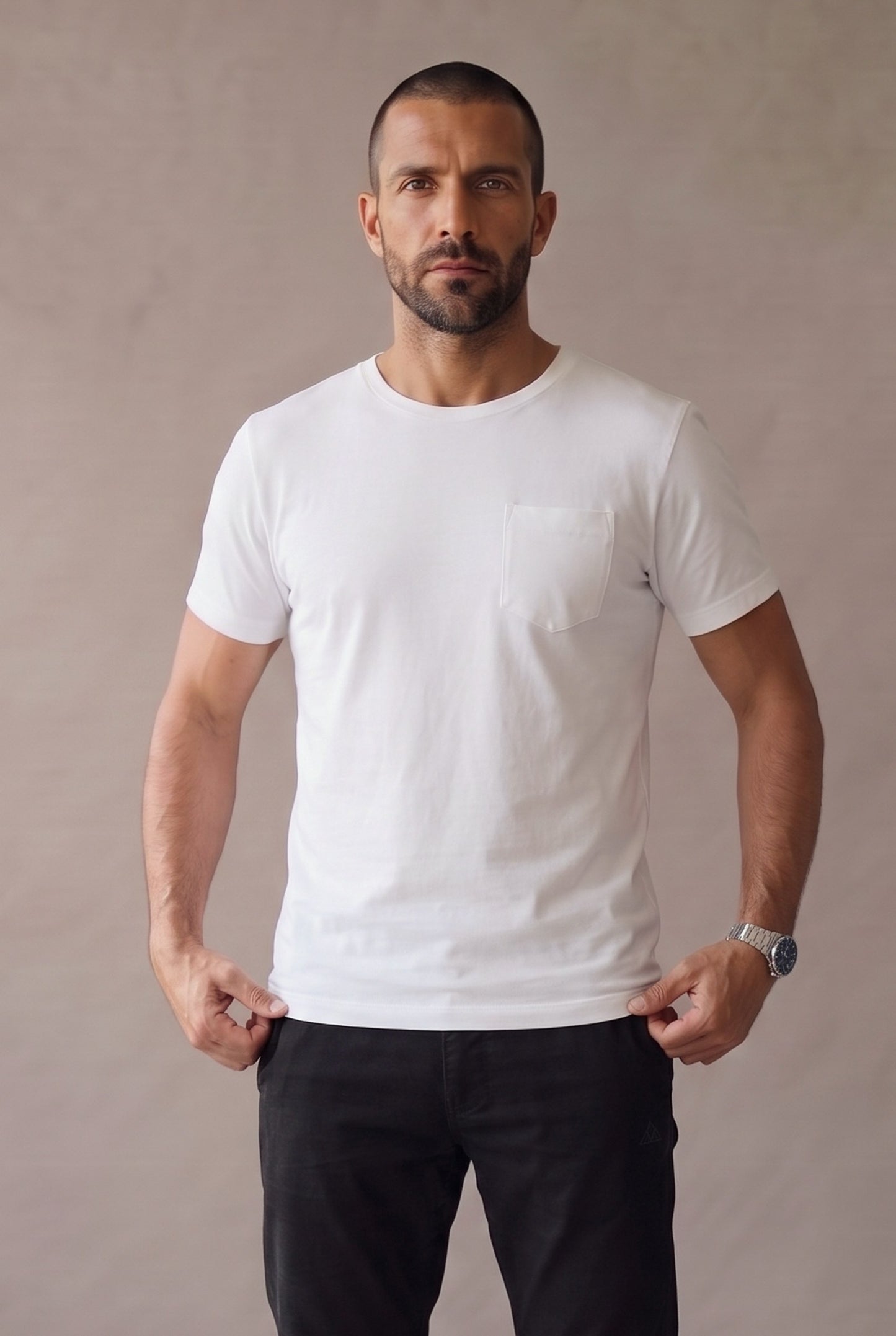 Camiseta blanca de bolsillo en algodón peruano de medio cuerpo, mostrando el calce en un hombre