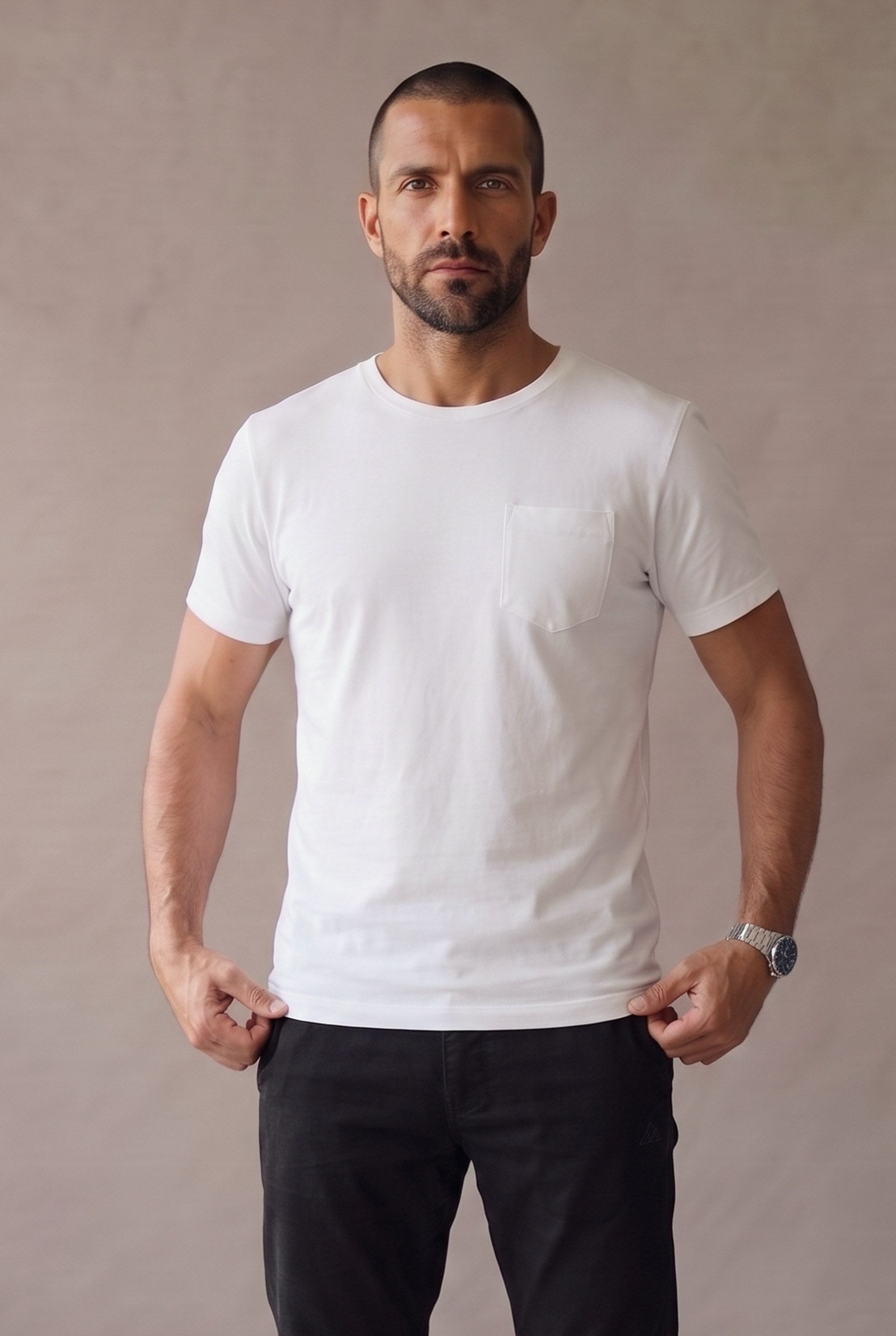 Camiseta blanca de bolsillo en algodón peruano de medio cuerpo, mostrando el calce en un hombre
