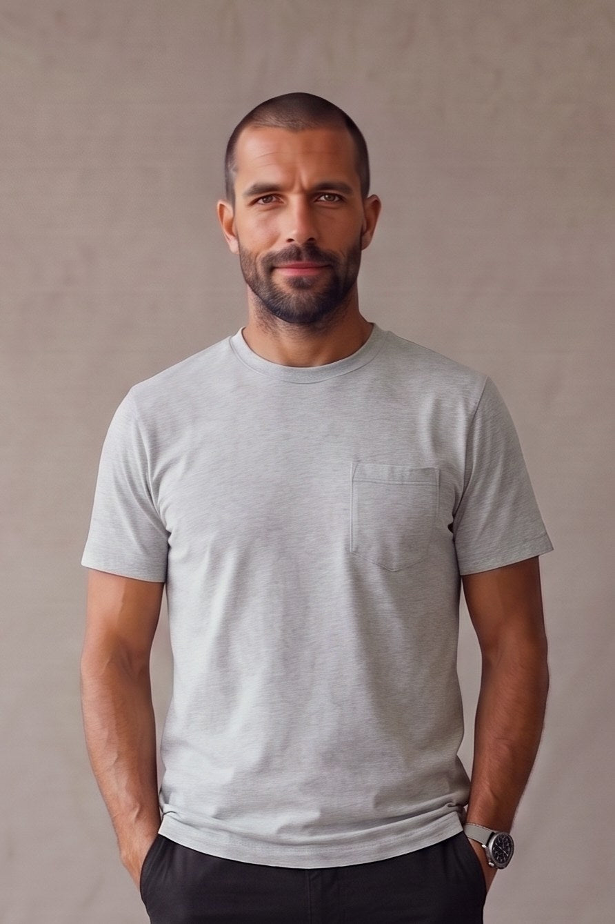 Camiseta gris de bolsillo en algodon peruano en plano medio, mostrando el calce en un hombre.