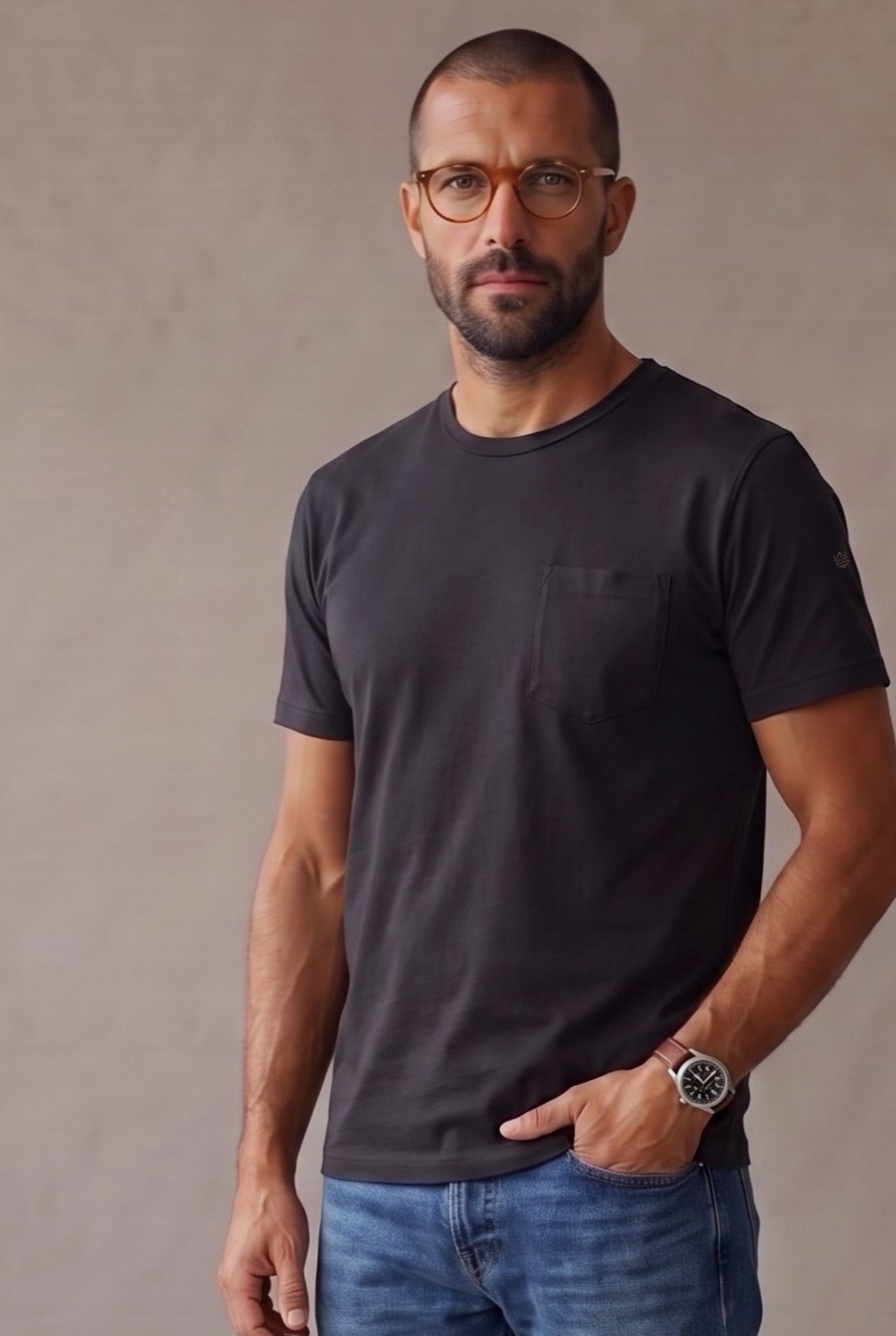 Camiseta cuello redondo con bolsillo para hombre color negro con logo bordado en la manga, plano medio con detalle del bolsillo, Luck and Load.