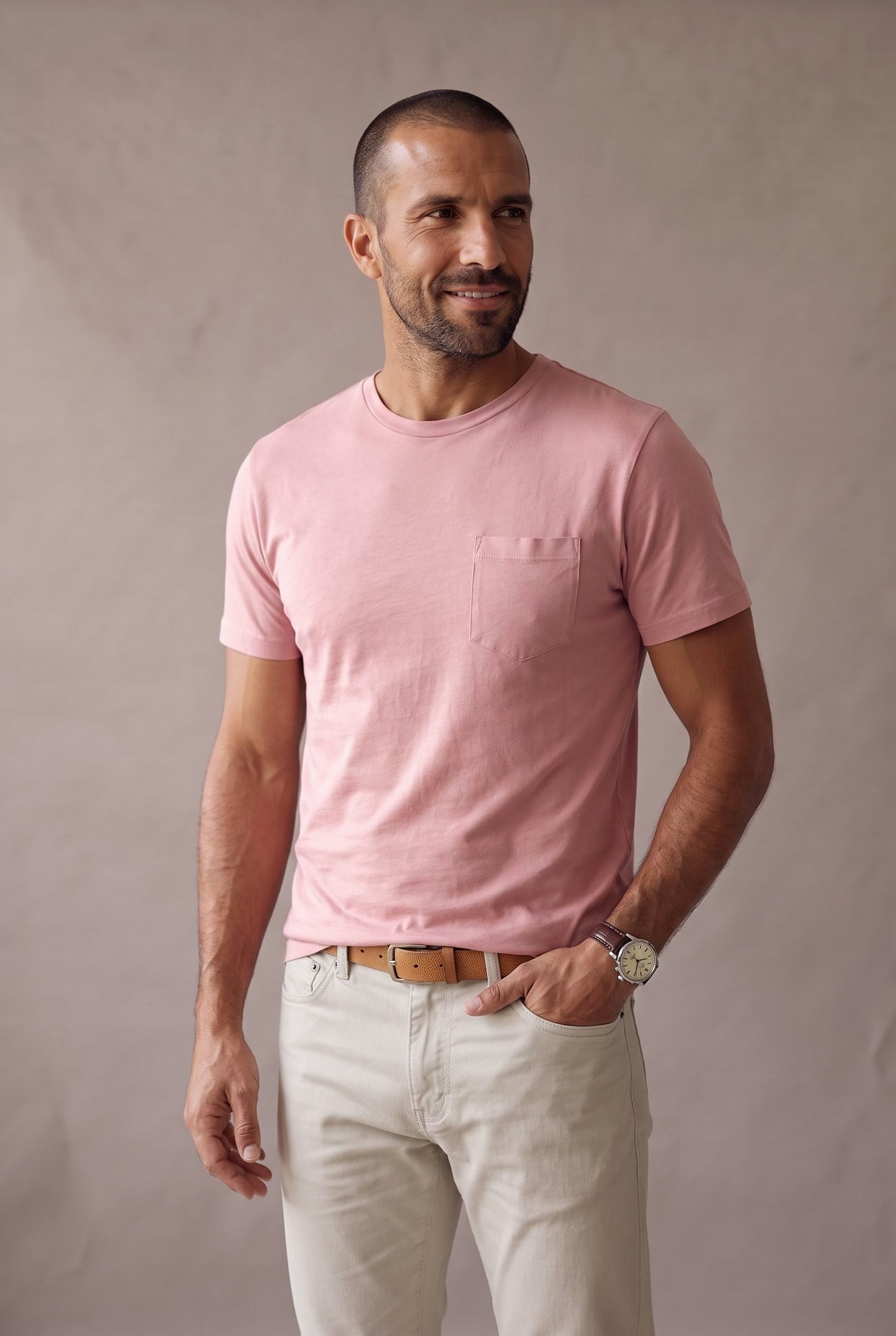 Camiseta rosada de bolsillo en algodon peruano en plano medio, mostrando el calce en un hombre.