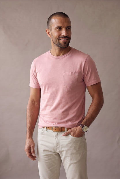 Camiseta rosada de bolsillo en algodon peruano en plano medio, mostrando el calce en un hombre.