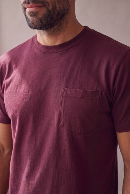 Detalle del bolsillo pentagonal, el cuello y la tela de la camiseta de cuello redondo vinotinto con bolsillo de Luck and Load.