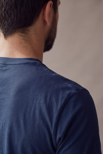 Primer plano del cuello redondo y la costura de hombro de la camiseta azul marino de Luck & Load.
