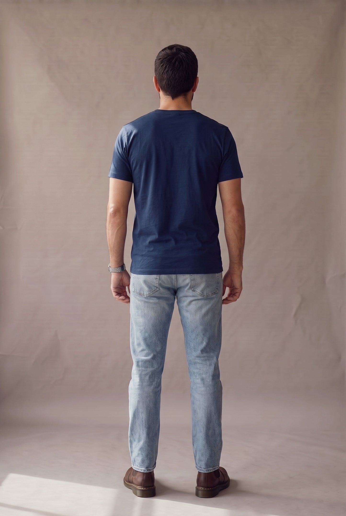 Vista de espalda de la camiseta azul marino de cuello redondo de Luck & Load, con la caída limpia de la tela sobre los hombros.