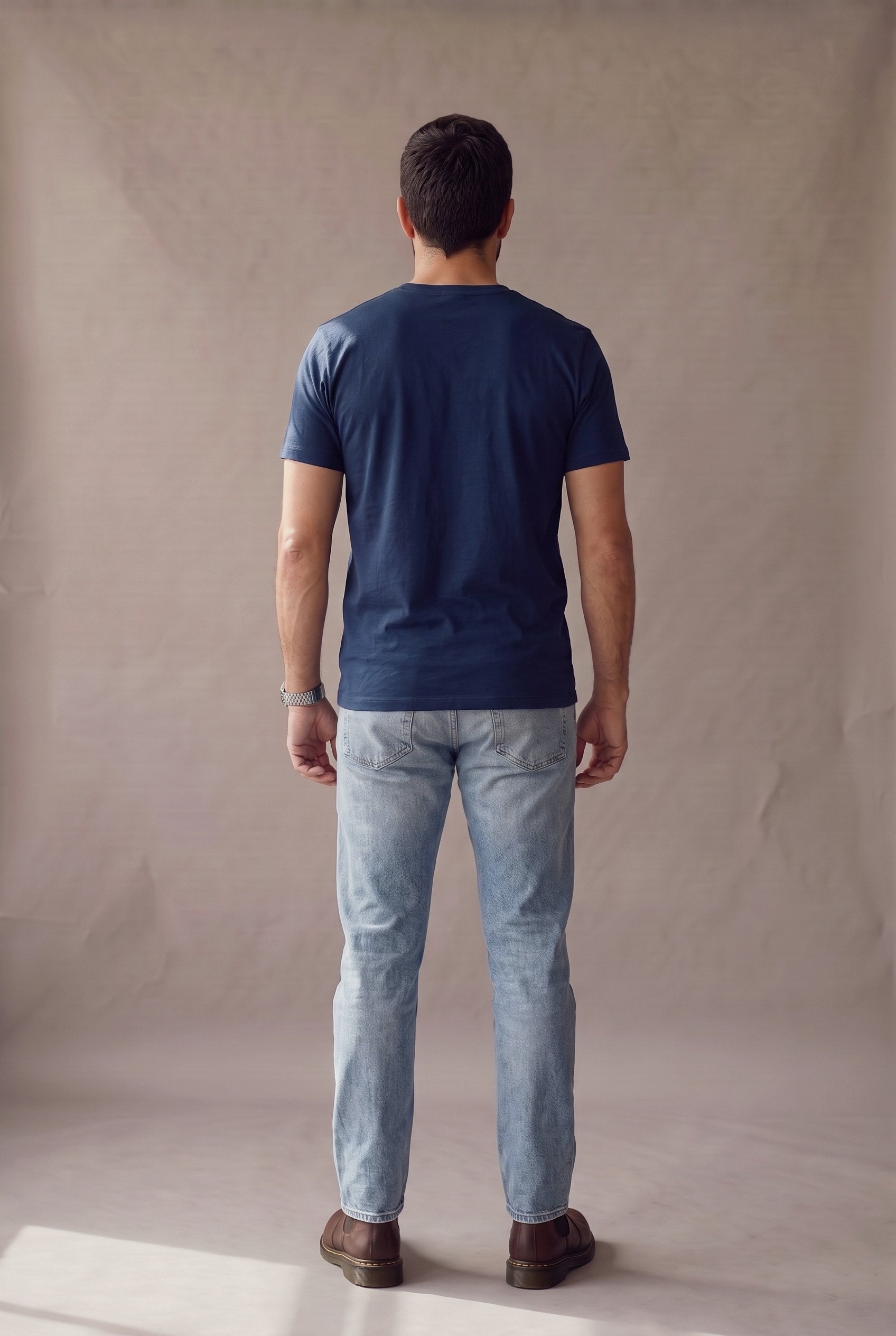 Vista de espalda de la camiseta azul marino de cuello redondo de Luck & Load, con la caída limpia de la tela sobre los hombros.