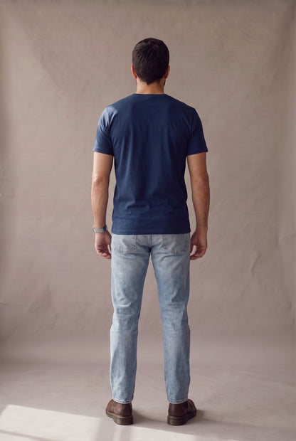 Vista de espalda de la camiseta azul marino de cuello redondo de Luck & Load, con la caída limpia de la tela sobre los hombros.