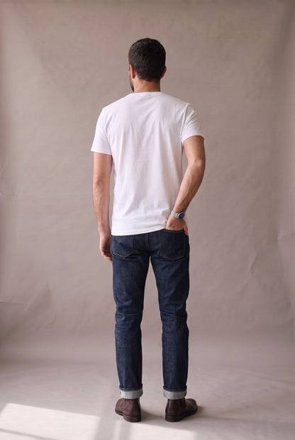Vista de espalda de la camiseta blanca de cuello redondo de Luck & Load, con la caída limpia de la tela sobre los hombros.