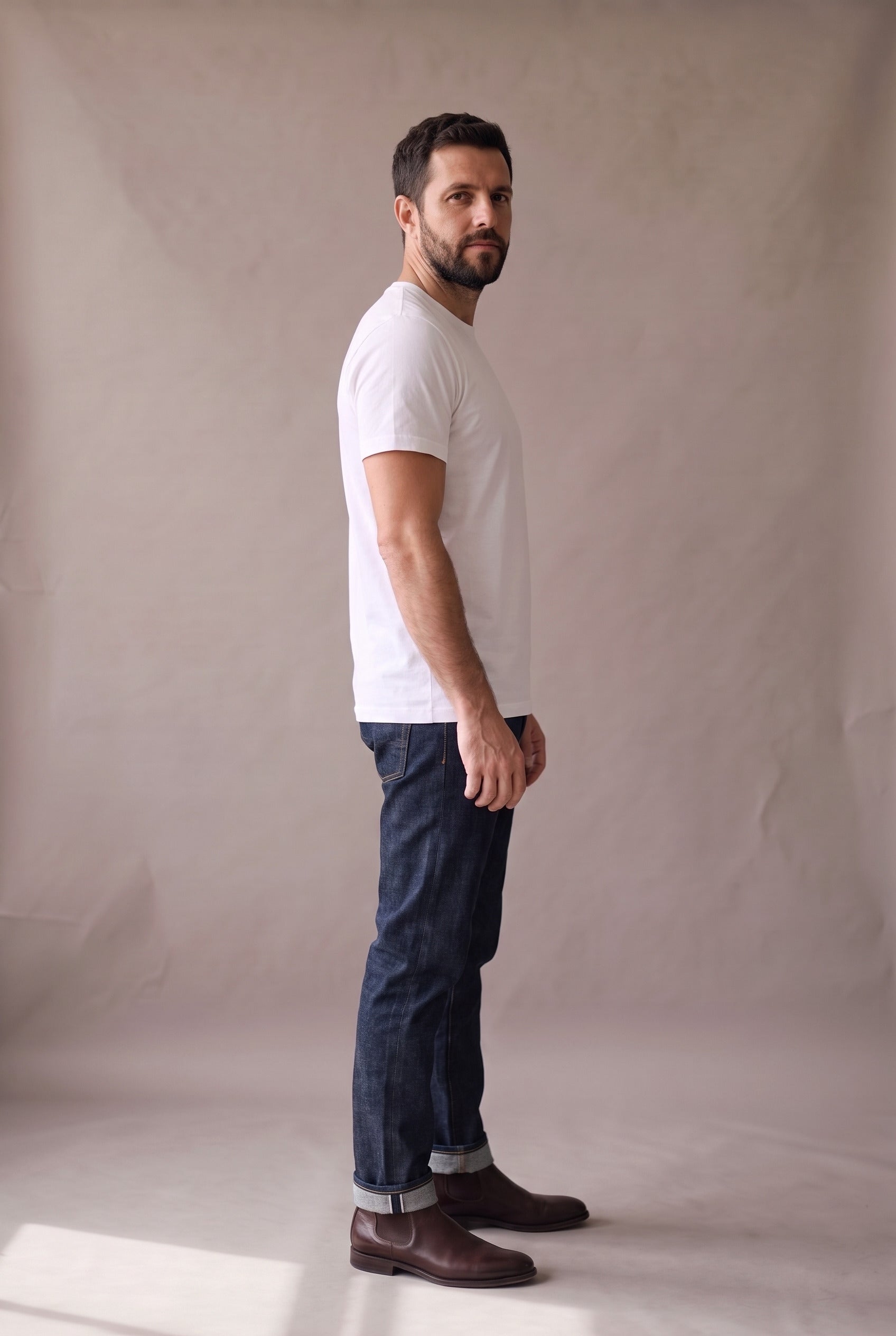 Vista lateral de la camiseta blanca de cuello redondo de Luck & Load sobre un hombre de pie.