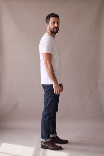 Vista lateral de la camiseta blanca de cuello redondo de Luck & Load sobre un hombre de pie.