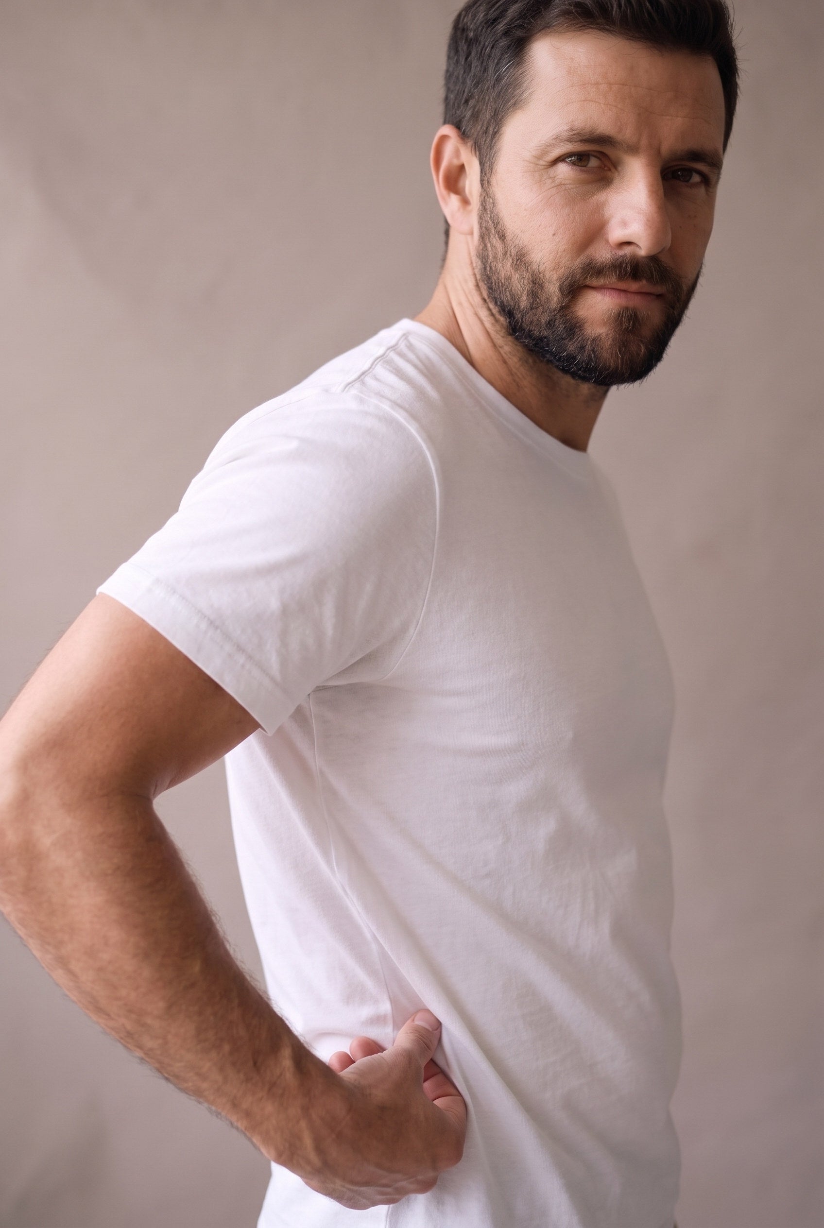 Camiseta blanca de cuello redondo de Luck & Load vista de cerca sobre el torso, donde se aprecia la caída del algodón peruano.