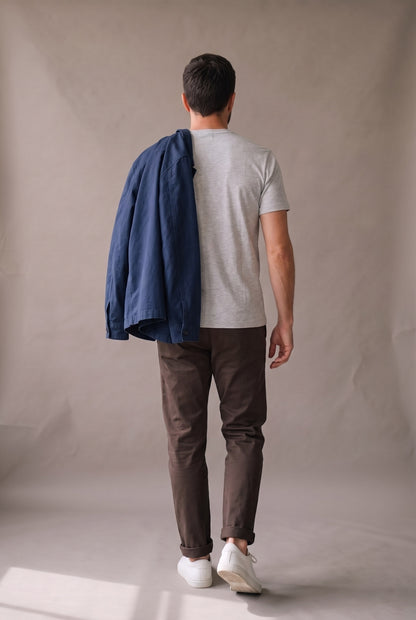 Camiseta cuello redondo de hombre gris jaspe de espalda, muestra el largo y el ruedo de la prenda