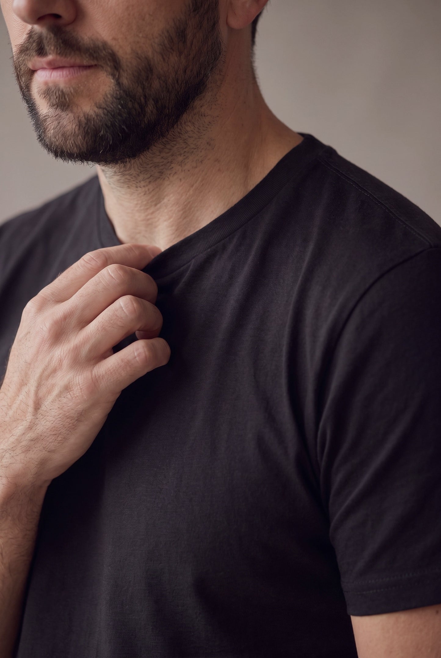 Primer plano del cuello redondo y la costura de hombro de la camiseta negra de Luck & Load.