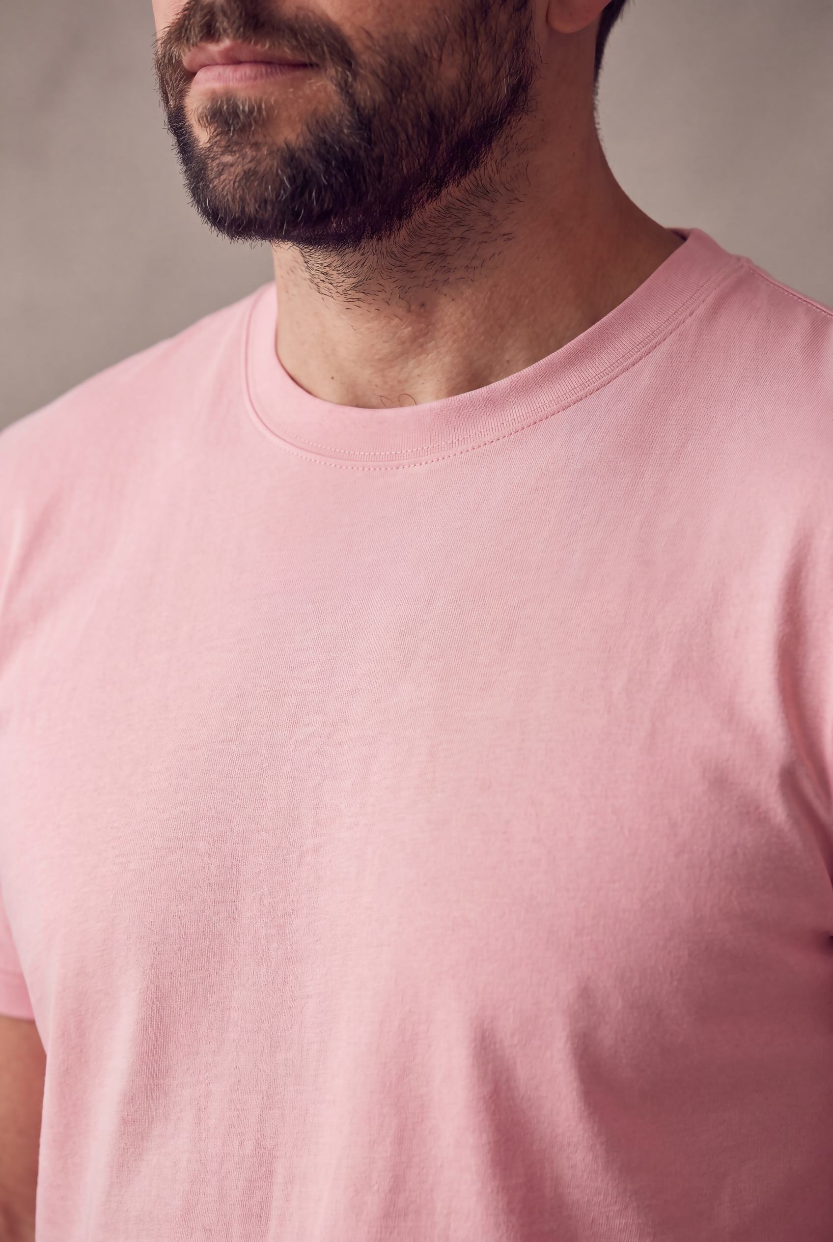 Primer plano del cuello redondo bajo y plano de la camiseta rosa palo de Luck & Load.