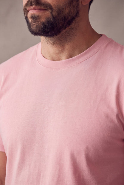 Primer plano del cuello redondo bajo y plano de la camiseta rosa palo de Luck & Load.