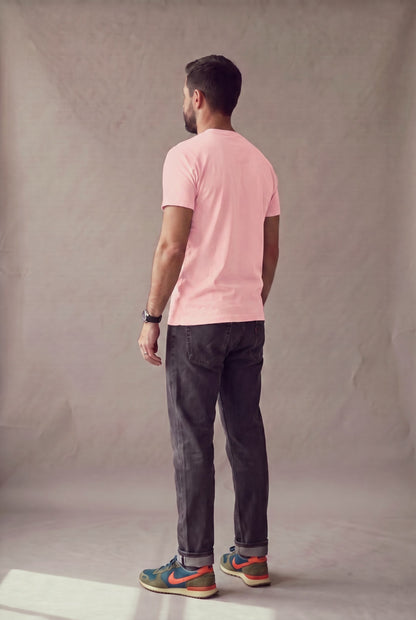 Vista de espalda de la camiseta rosa palo de cuello redondo de Luck & Load, con la caída limpia de la tela sobre los hombros.