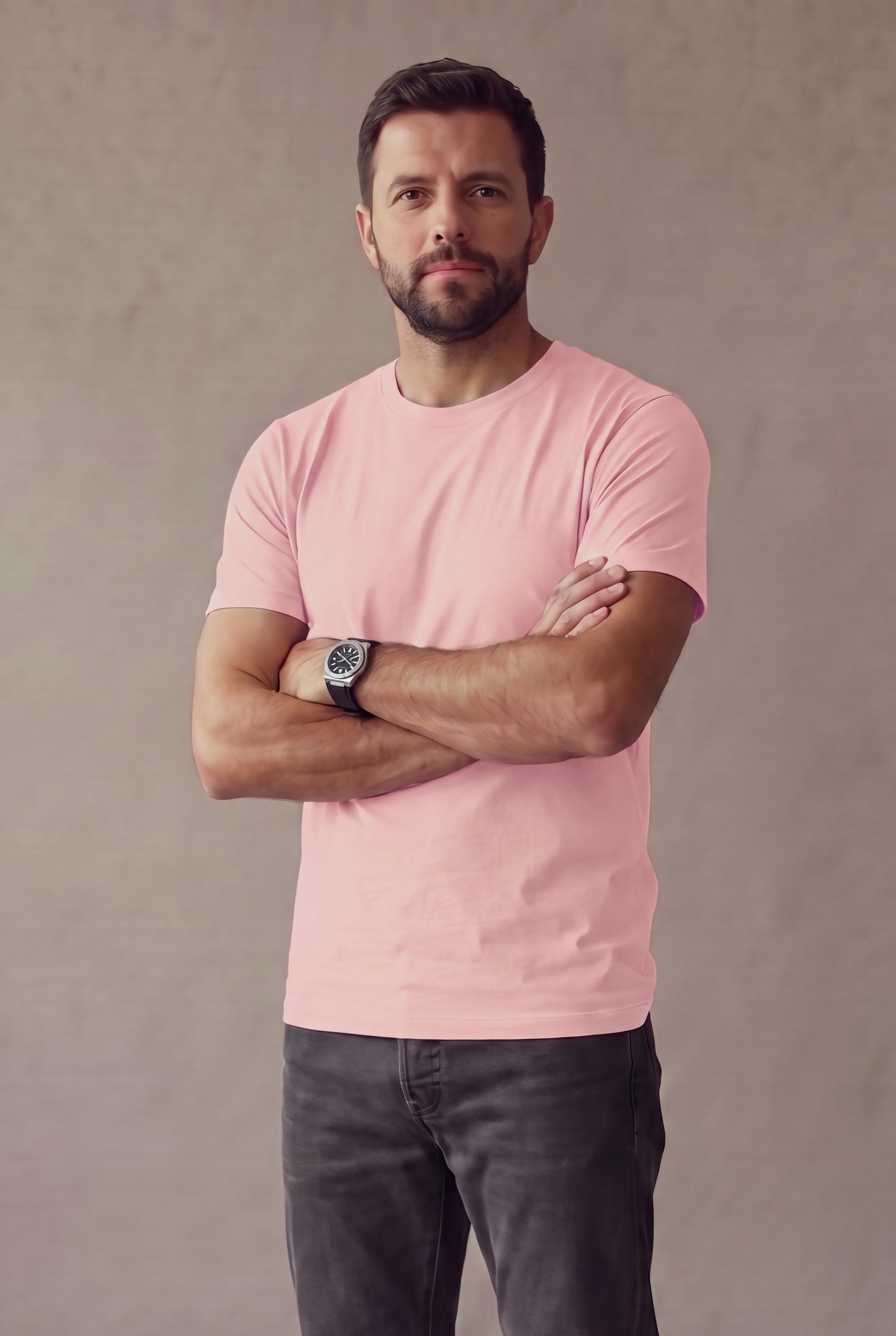 Camiseta rosa palo de cuello redondo de Luck & Load vista de cerca sobre el torso, donde se aprecia la caída del algodón peruano.