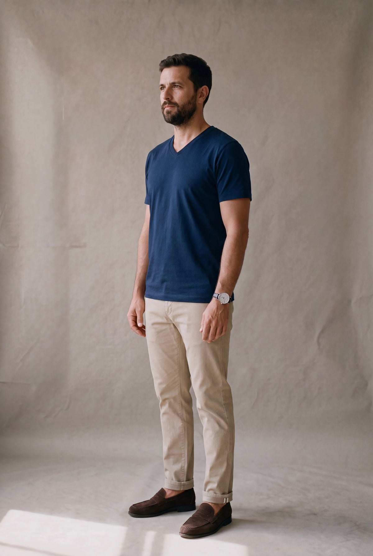 Vista lateral de la camiseta cuello en V azul marino Luck and Load con chino arena y mocasin de gamuza