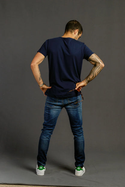 Camiseta azul navy cuello en v para hombre Luck & Load, estilo minimalista Bogotá	