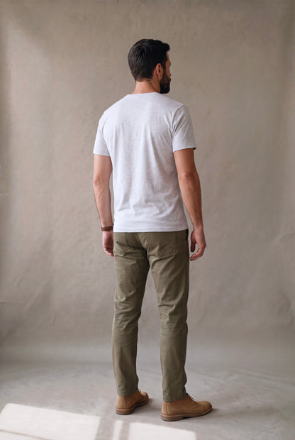 Vista de espalda de la camiseta cuello en V gris jaspe Luck and Load con pantalon oliva y botas de gamuza