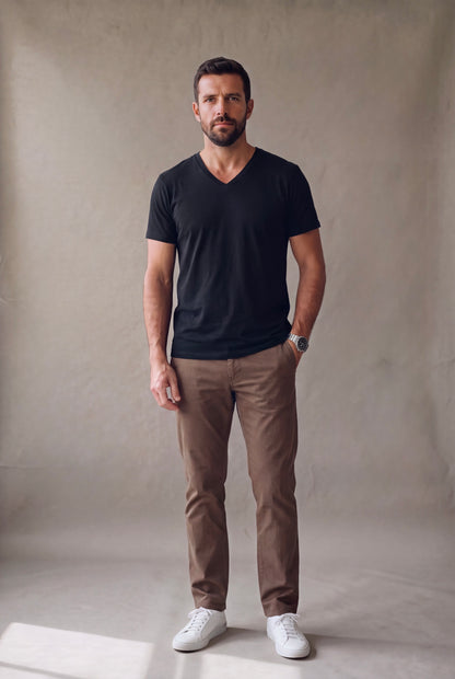 Camiseta cuello en V negra para hombre de Luck and Load en algodon peruano, con pantalon cafe y tenis blancos