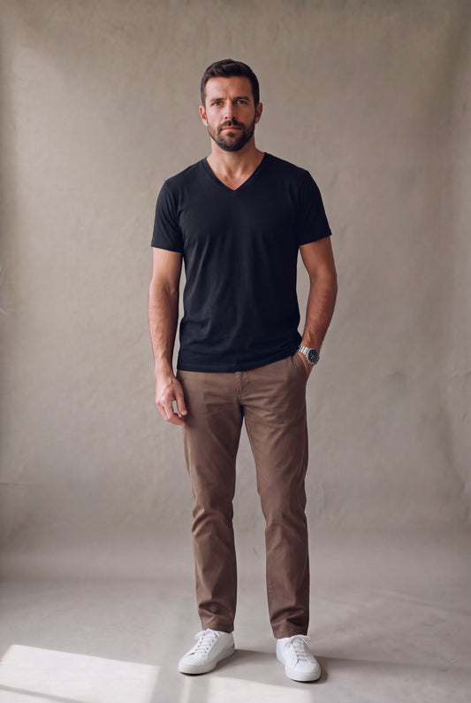 Camiseta cuello en V blanca para hombre de Luck and Load en algodon peruano, con jean indigo y bota chelsea