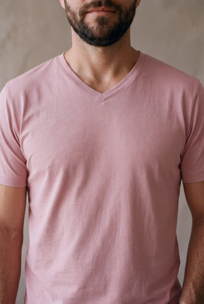 Detalle del cuello en V de la camiseta rosa palo Luck and Load, banda plana y pico en inglete