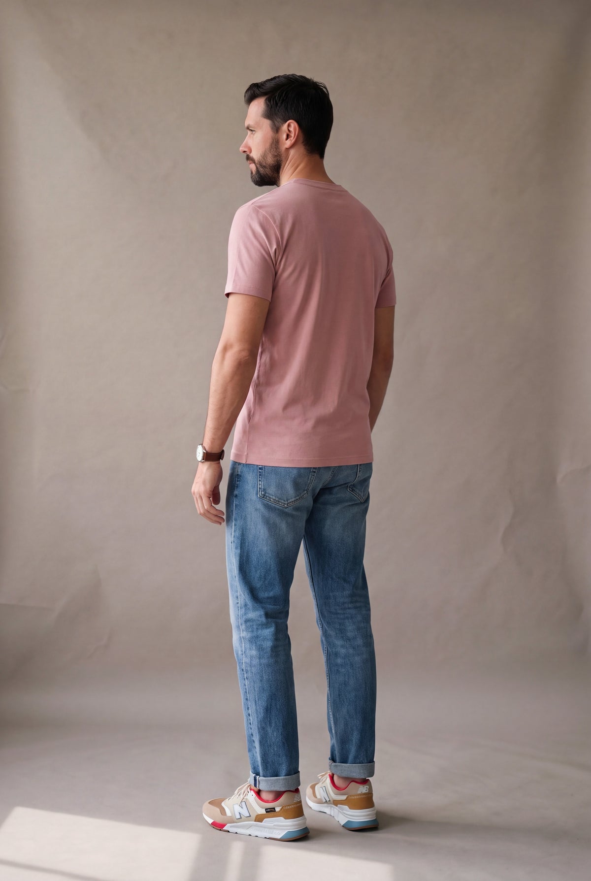 Vista de espalda de la camiseta cuello en V rosa palo Luck and Load en algodon peruano