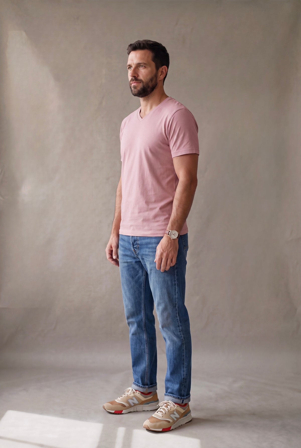 Vista lateral de la camiseta cuello en V rosa palo Luck and Load con jean indigo y tenis casuales