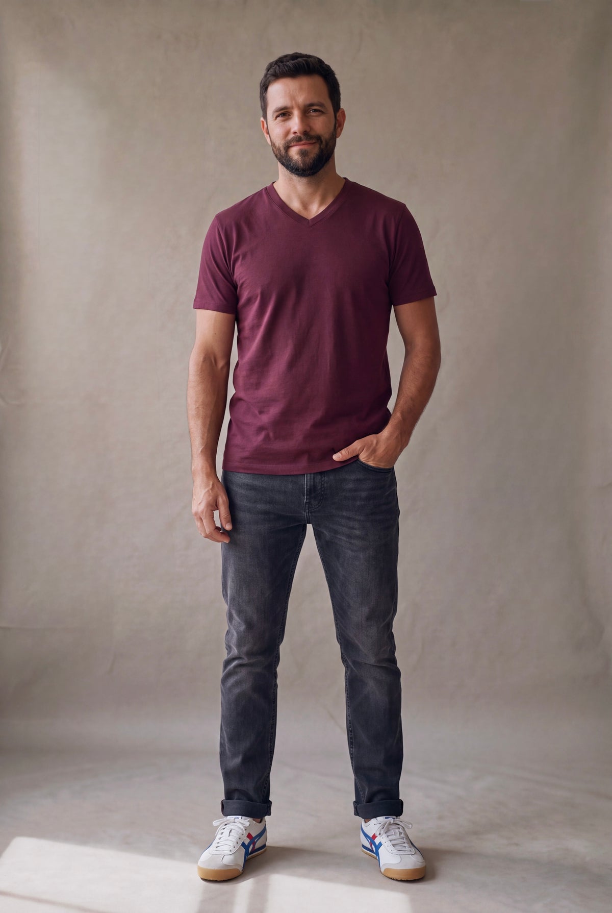 Camiseta cuello en V vinotinto para hombre de Luck and Load en algodon peruano, con jean gris y tenis casuales
