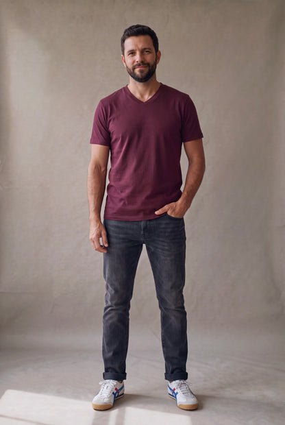 Camiseta cuello en V vinotinto para hombre de Luck and Load en algodon peruano, con jean gris y tenis casuales