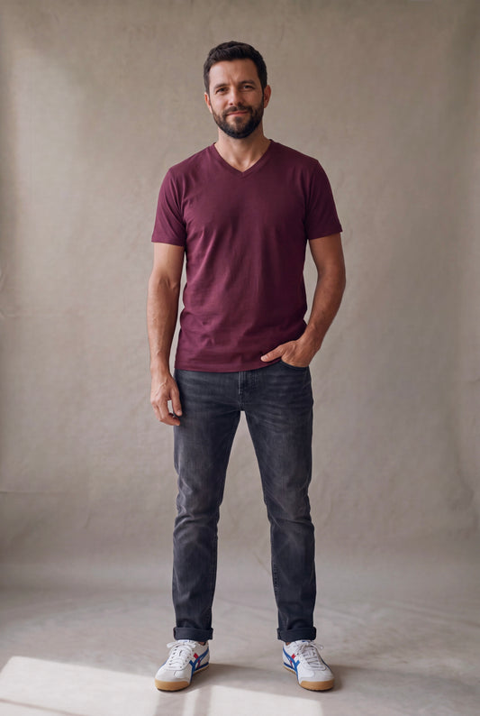 Camiseta cuello en V blanca para hombre de Luck and Load en algodon peruano, con jean indigo y bota chelsea
