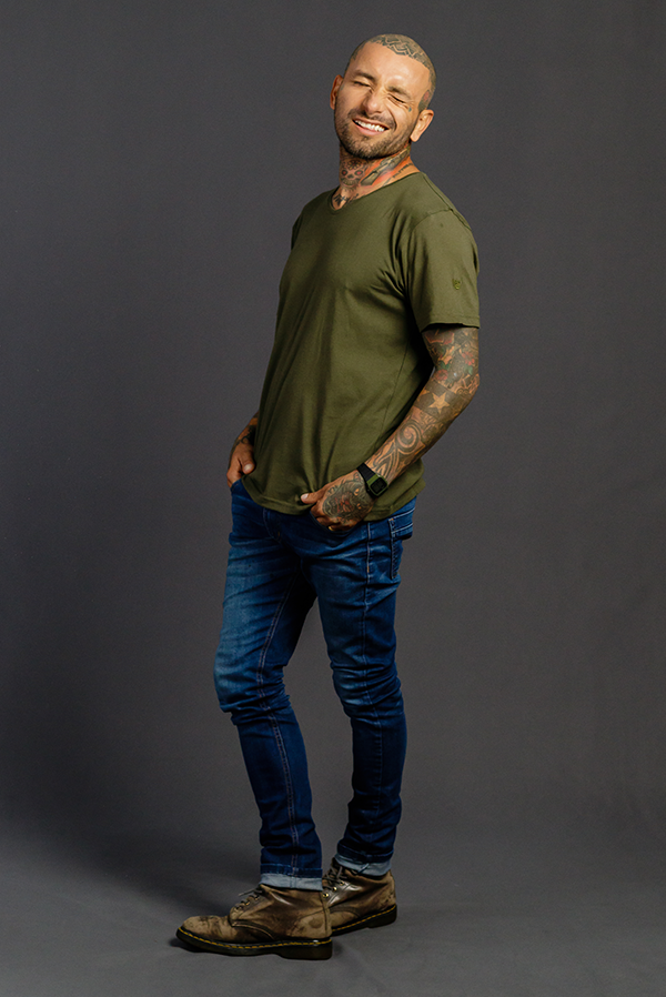 Camiseta cuello V verde militar hombre Luck & Load, algodón peruano, estilo táctico urbano	