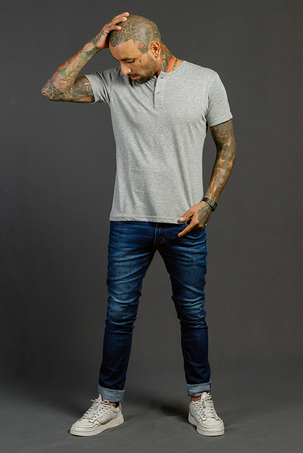 Camiseta henley hombre gris jaspe manga corta algodón peruano estilo urbano