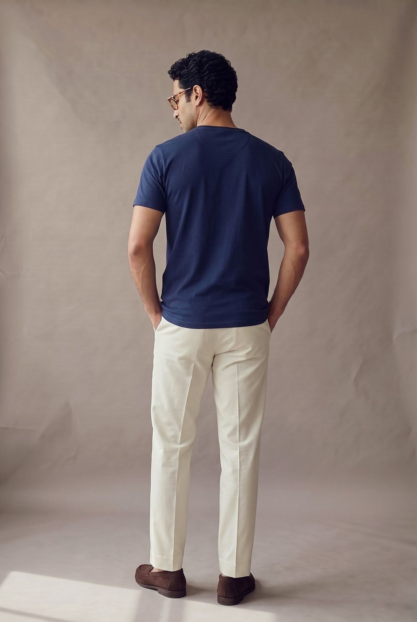Camiseta manga corta con botones azul marino para hombre, espalda en un panel limpio sin costura central ni logo