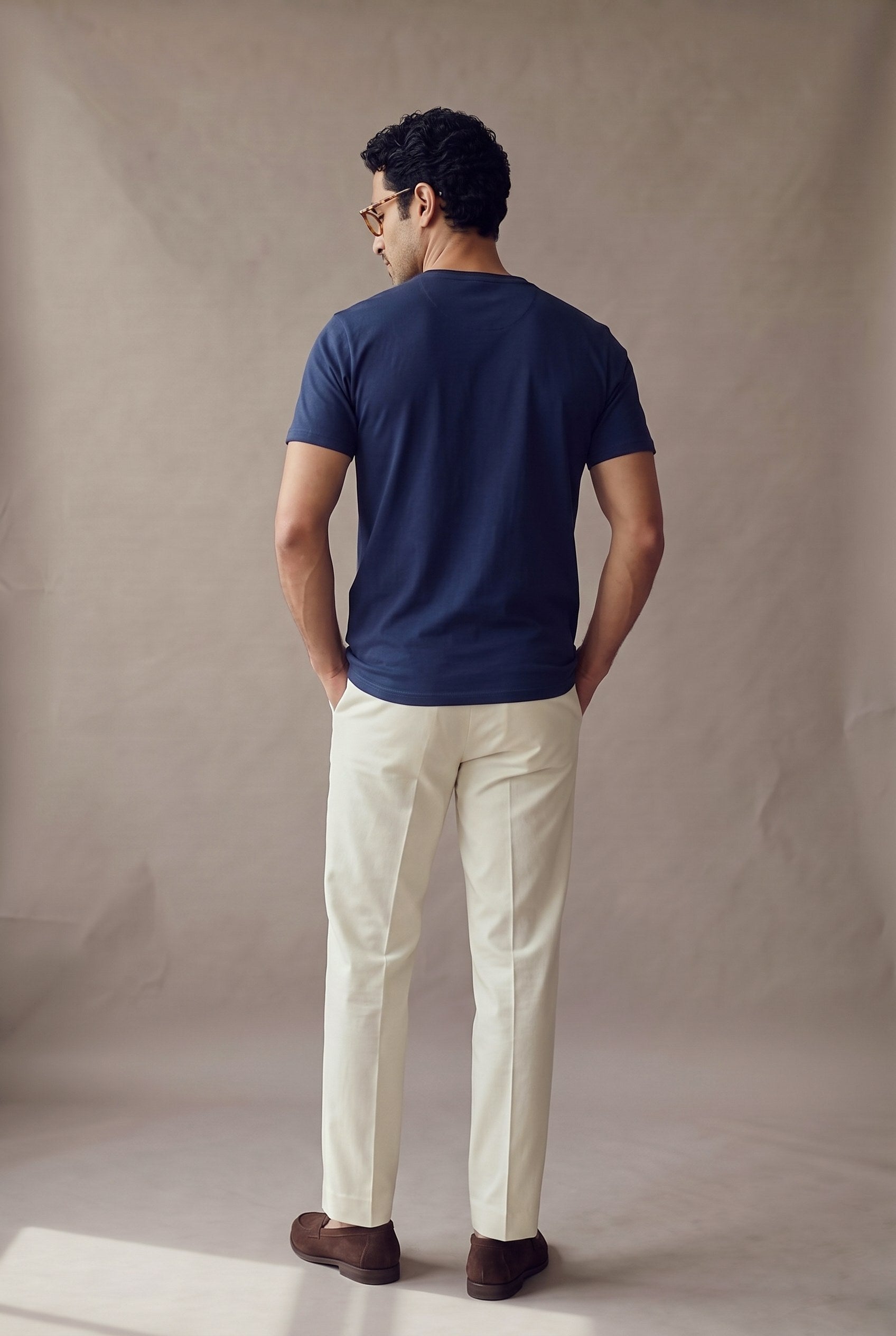 Camiseta manga corta con botones azul marino para hombre, espalda en un panel limpio sin costura central ni logo